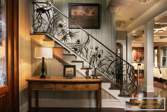 Hermosa barandilla forjada para escaleras en la casa - una foto con ideas