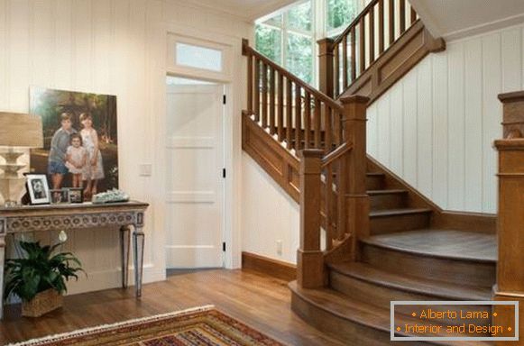 Pasillo con una escalera de madera en una casa privada - foto