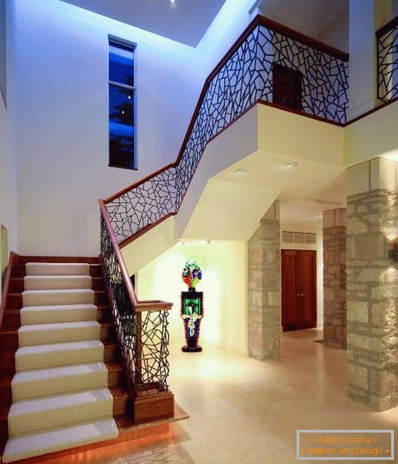 Escaleras de madera modernas al segundo piso - pasillo de la foto
