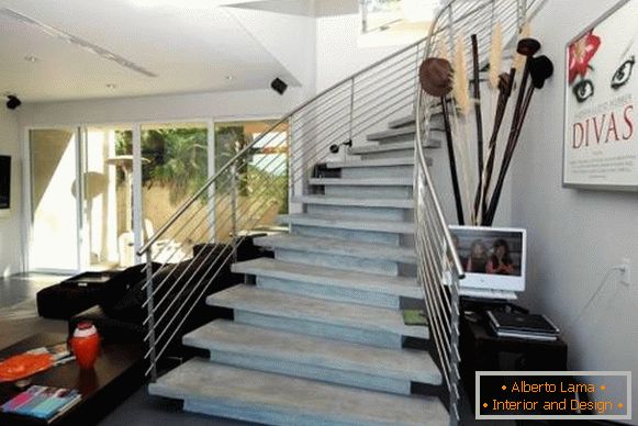 Hermosa escalera de hormigón en el interior de una casa privada