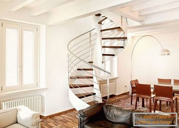 Escalera de caracol en una casa privada de madera y metal