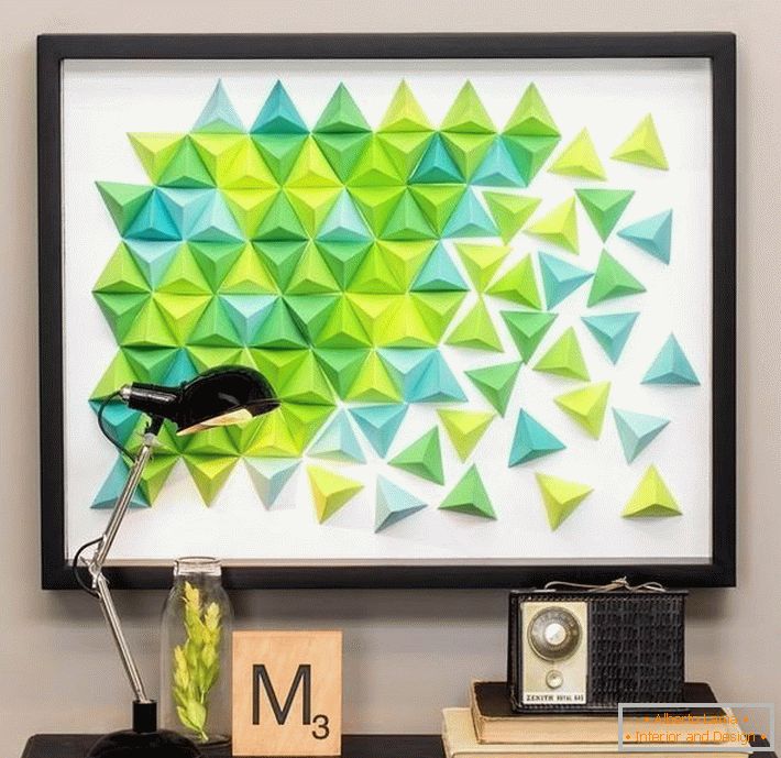 Un panel de origami de triángulos de colores