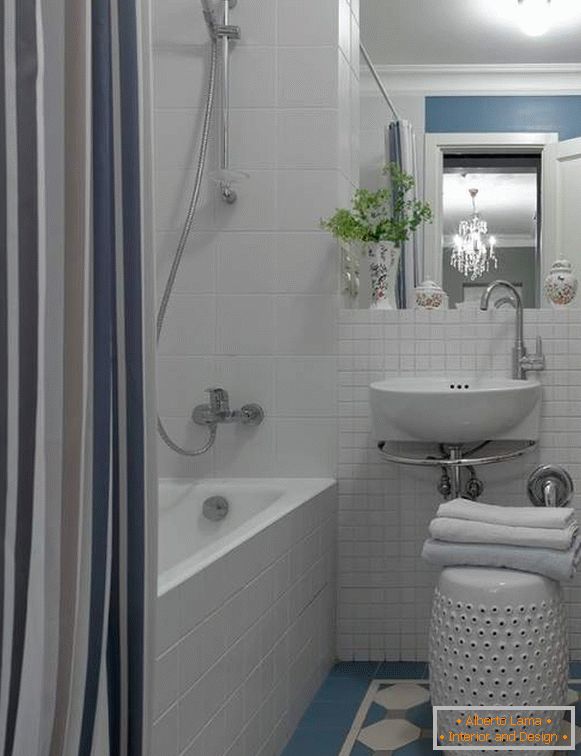 Hermosos baños pequeños - una foto en blanco y azul