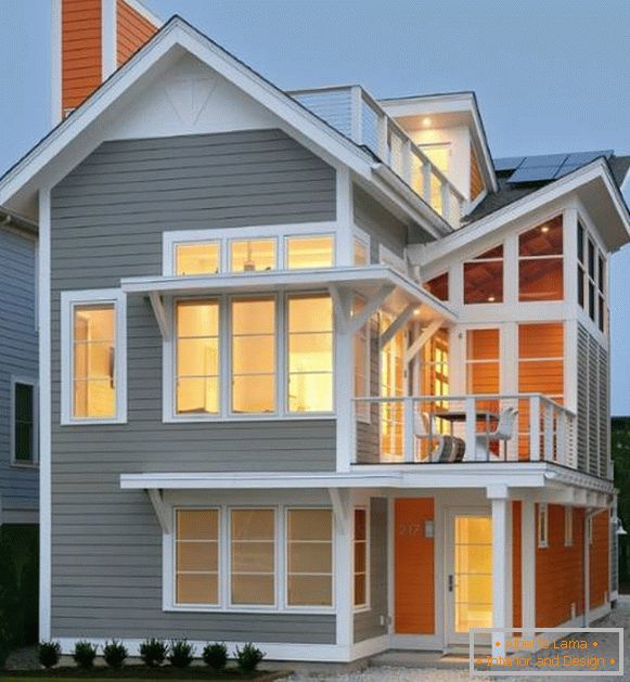 La fachada moderna de una casa privada en color gris y naranja