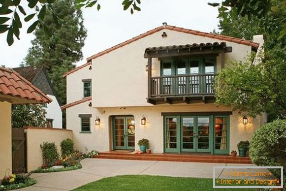 La combinación de techo rojo y fachada de color beige en el hogar photo