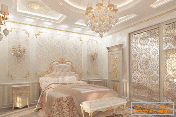 Interior de la habitación con decoración de estuco en el estilo de lujo