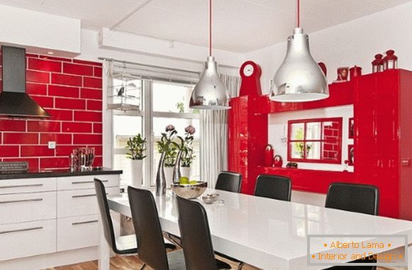 La cocina es roja con foto blanca 14
