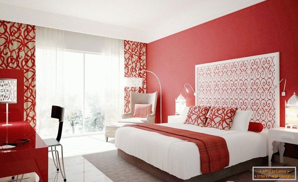 Muebles blancos en un dormitorio con paredes rojas