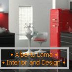 Refrigerador rojo y muebles grises en la cocina