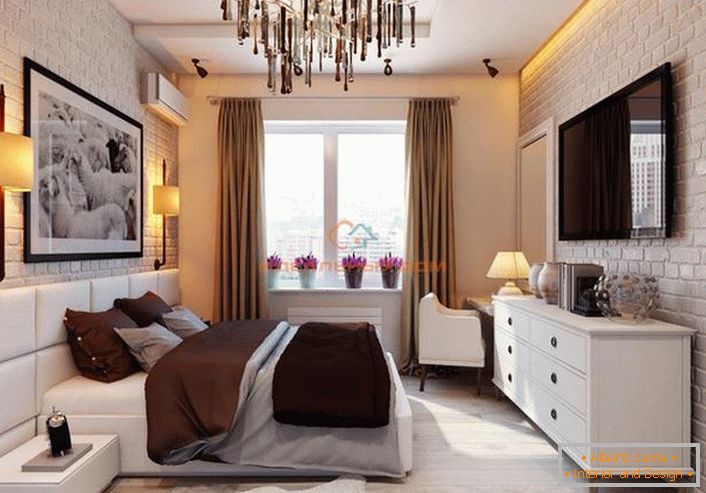 Un pequeño dormitorio en el estilo loft está hecho en colores claros. Diseño elegante y lujoso en una interpretación inusual.