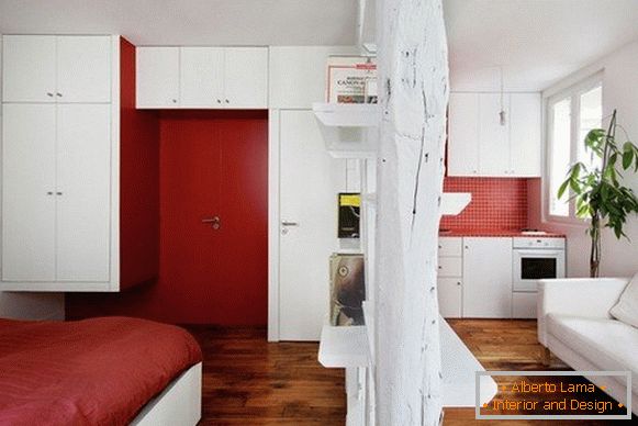 Interior creativo de apartamento en color rojo