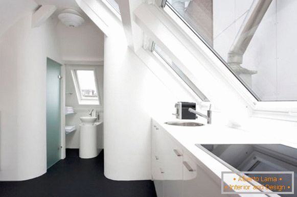 Interior creativo del apartamento en color blanco