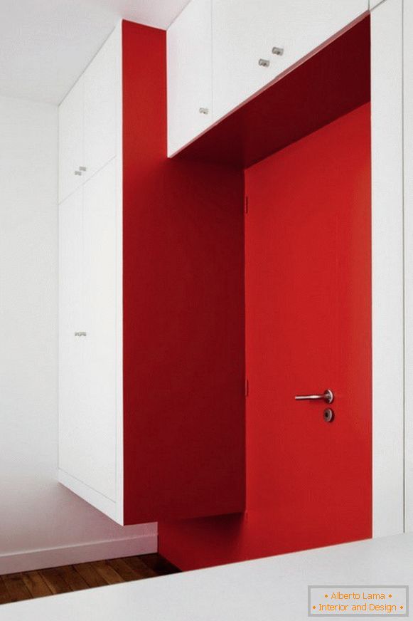 Interior creativo de apartamento en color rojo