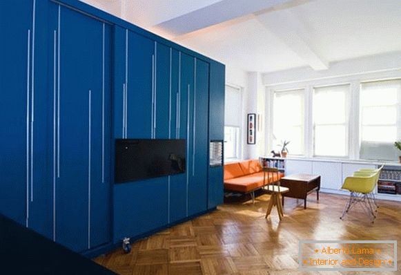 Interior creativo del apartamento en azul