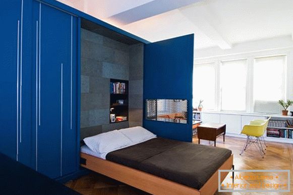 Interior creativo del apartamento en azul