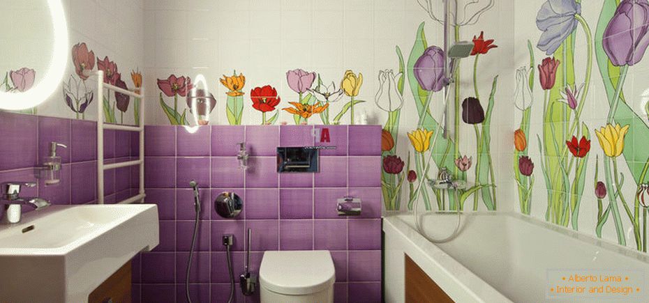 Azulejo con patrón de flores en el baño