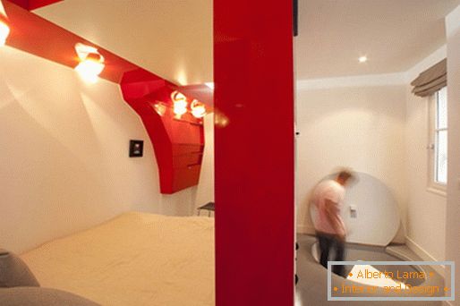 El diseño original del dormitorio: una habitación roja y blanca transformable y un baño