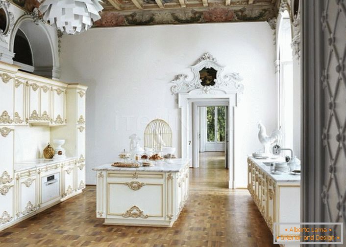 El interior en el estilo barroco está decorado exquisitamente, noblemente y funcionalmente.