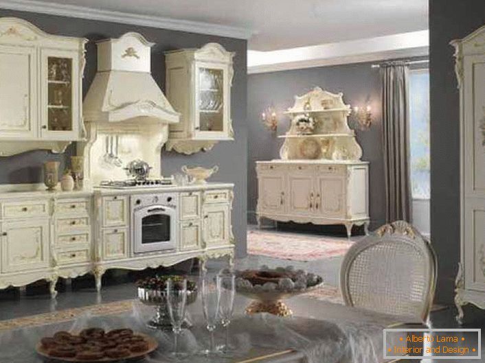 La decoración de la cocina se realiza en las mejores tradiciones del estilo barroco.