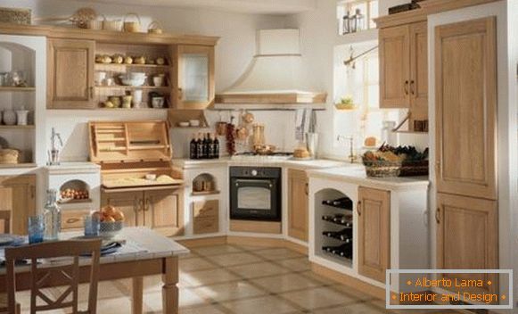 Cocina en estilo rústico con fachadas blancas y de madera