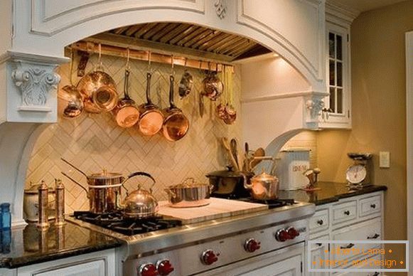 Utensilios de cocina de cobre в дизайне интерьера