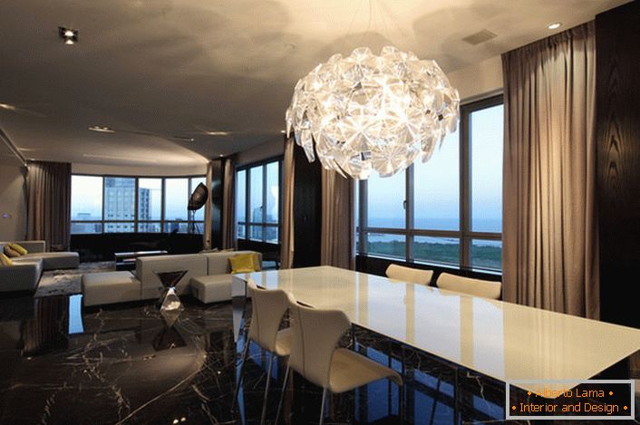 Una araña enorme para la sala de estar en el estilo de alta tecnología da suficiente luz. Diseño futurista: una solución elegante para el interior.