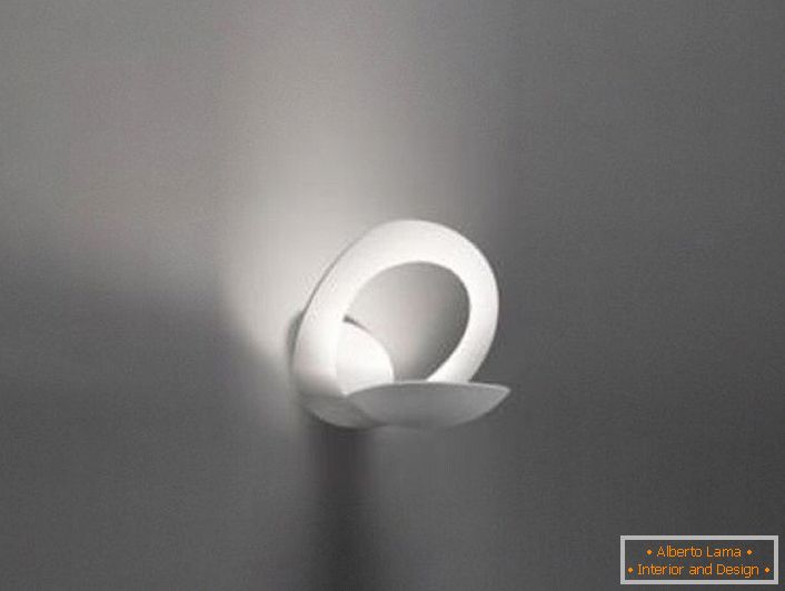 El diseño lacónico de la lámpara de pared encontrará su aplicación en el diseño de la sala de estar o el pasillo. 