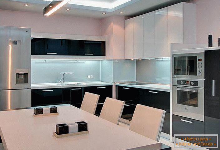 Una combinación clásica de blanco y negro en el interior de la cocina en un estilo minimalista.
