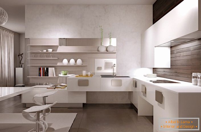 El interior minimalista de la cocina en color blanco se combina armoniosamente con la decoración de la pared de madera sobre la superficie de trabajo.