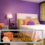 Dormitorio con papel tapiz de color lila