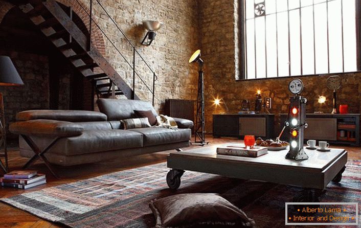 Ciento por ciento, estilo loft genuino en las instalaciones del antiguo taller. El hallazgo del propietario es un sofá monstruo pesado. 