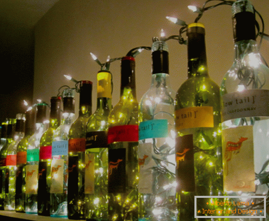 Decoración de año nuevo de botellas y guirnaldas