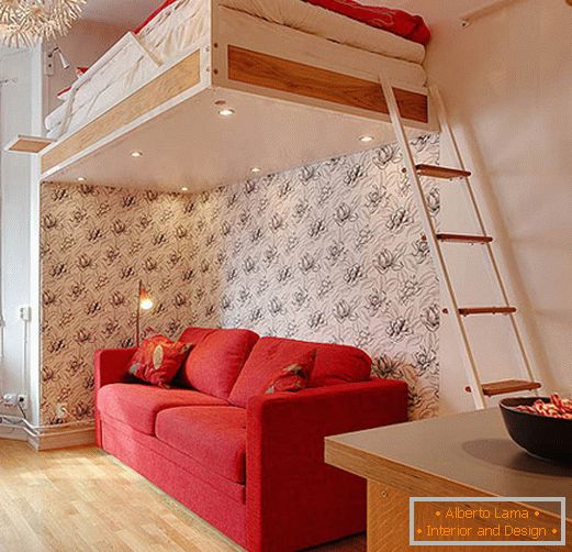 Dormitorio en la sala de estar con detalles en rojo