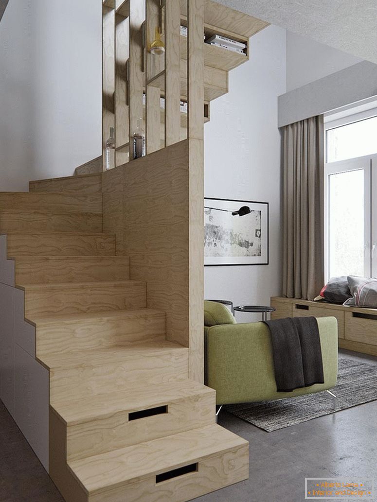 Escalera en un pequeño apartamento de dos niveles