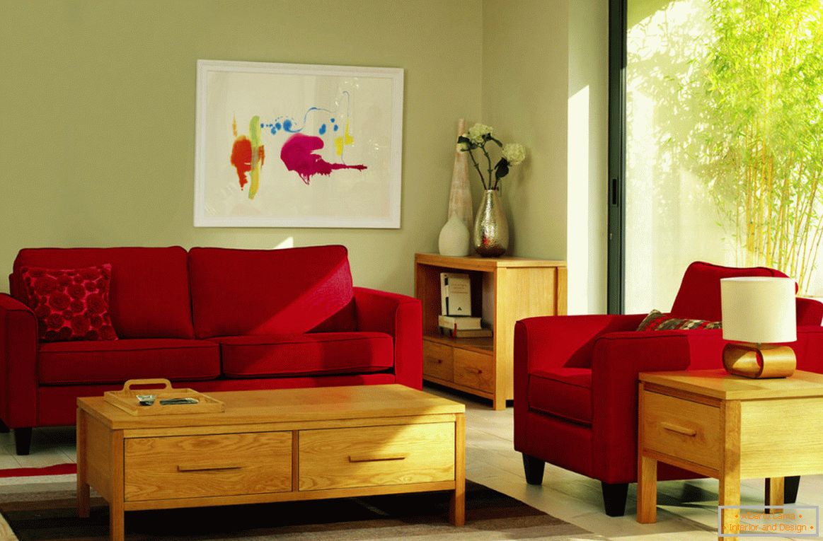 Muebles rojos en la luminosa sala de estar