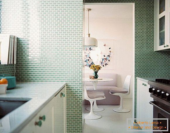 Pequeña cocina con azulejos verdes suaves