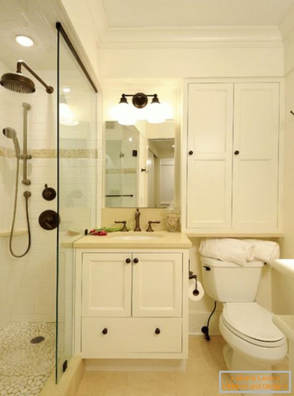 Cabina de ducha estrecha con mampara de vidrio en el baño