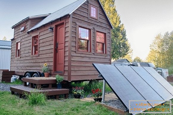 Una pequeña casa con paneles solares
