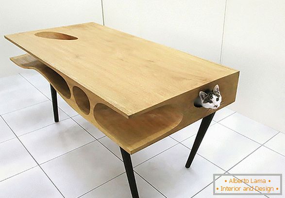 Una mesa inusual con una casa para un gato