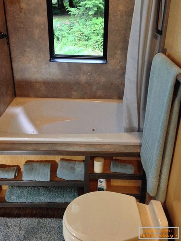 Cuarto de baño en una pequeña casa japonesa