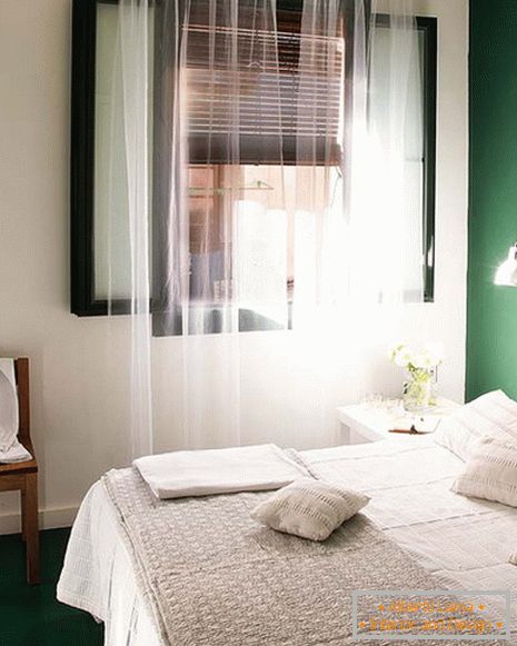 Interior del dormitorio en color blanco-verde