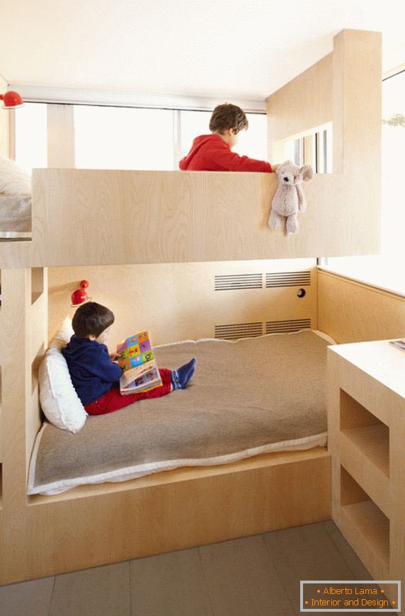 Cama de dos niveles en el cuarto de niños
