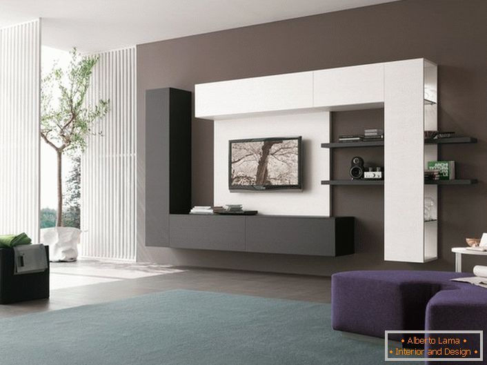 Sala de estar de alta tecnología se hace en estricta conformidad con el estilo. Las ventanas panorámicas enfatizan perfectamente el concepto general del estilo de una habitación espaciosa. 