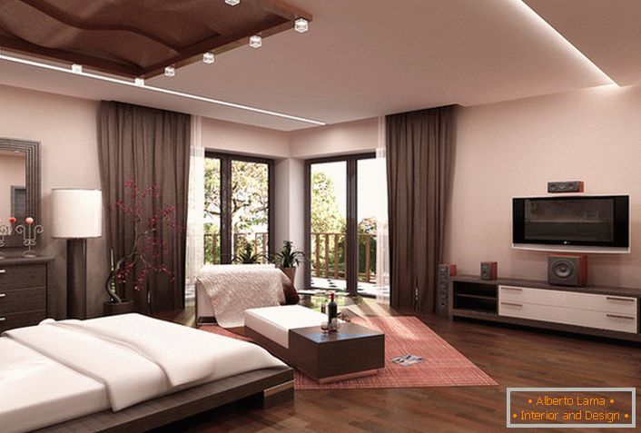 Un amplio dormitorio de estilo high-tech en tonos beige en la casa de una joven familia en Roma.