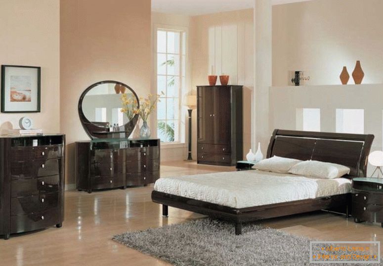 tendencias de dormitorio clásico y simple con muebles brillantes con tocador y tocador, también cama, sofá y alfombra de piso laminado y lámpara de mesa