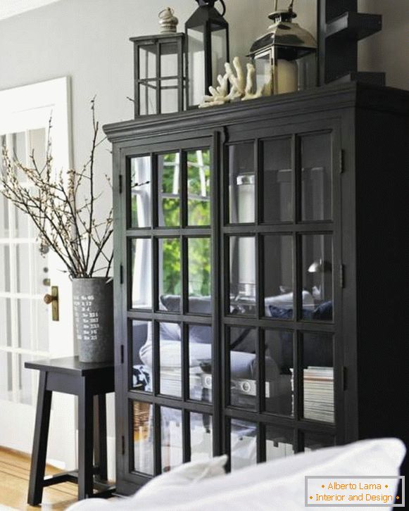 Elegante armario negro para la sala de estar