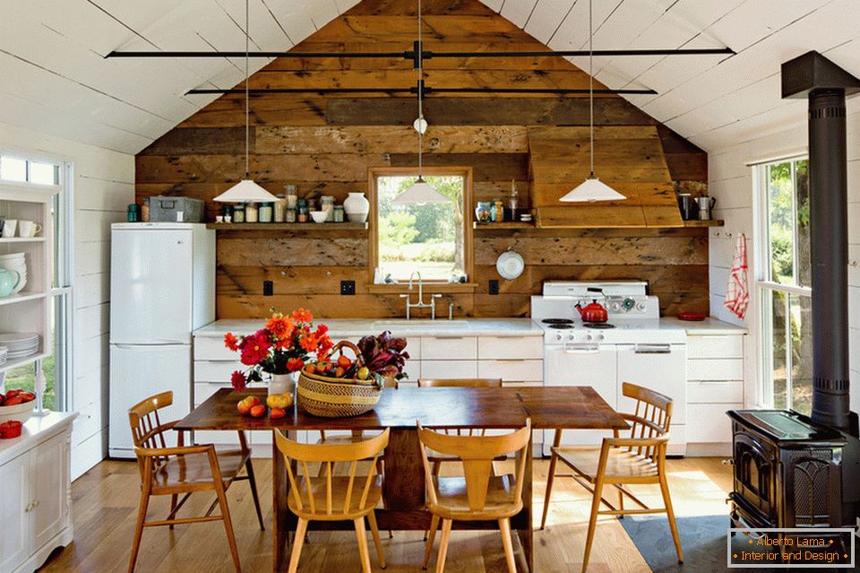 Cocina con comedor en una pequeña casa acogedora