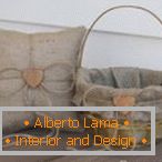 Almohada y una cesta de arpillera