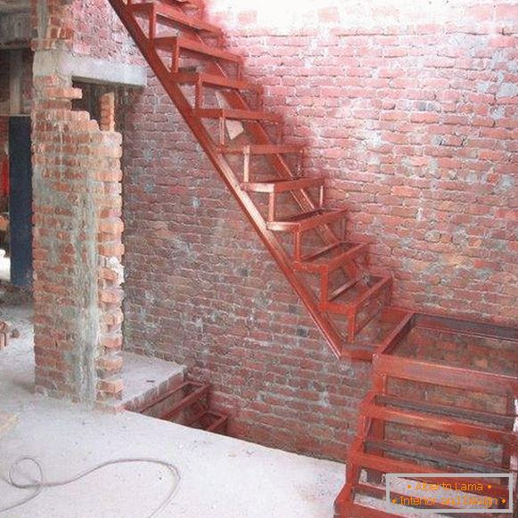 Escalera de metal soldada simple en una casa privada
