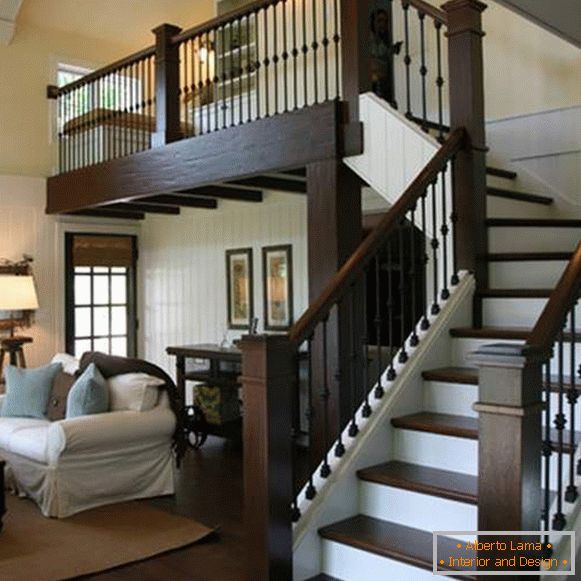 Hermoso diseño de escalera en una casa privada con pasamanos de madera